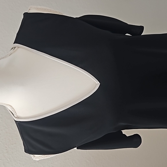 Calvin Klein Womens off the shoulder top. In black, size medium. - Picture 7 of 10